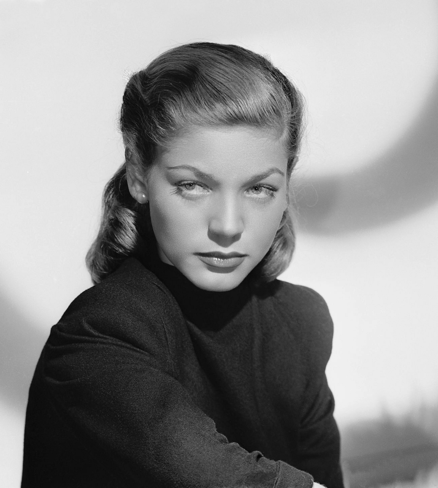 Lauren Bacall Shoulder length 1940s Pin Curls