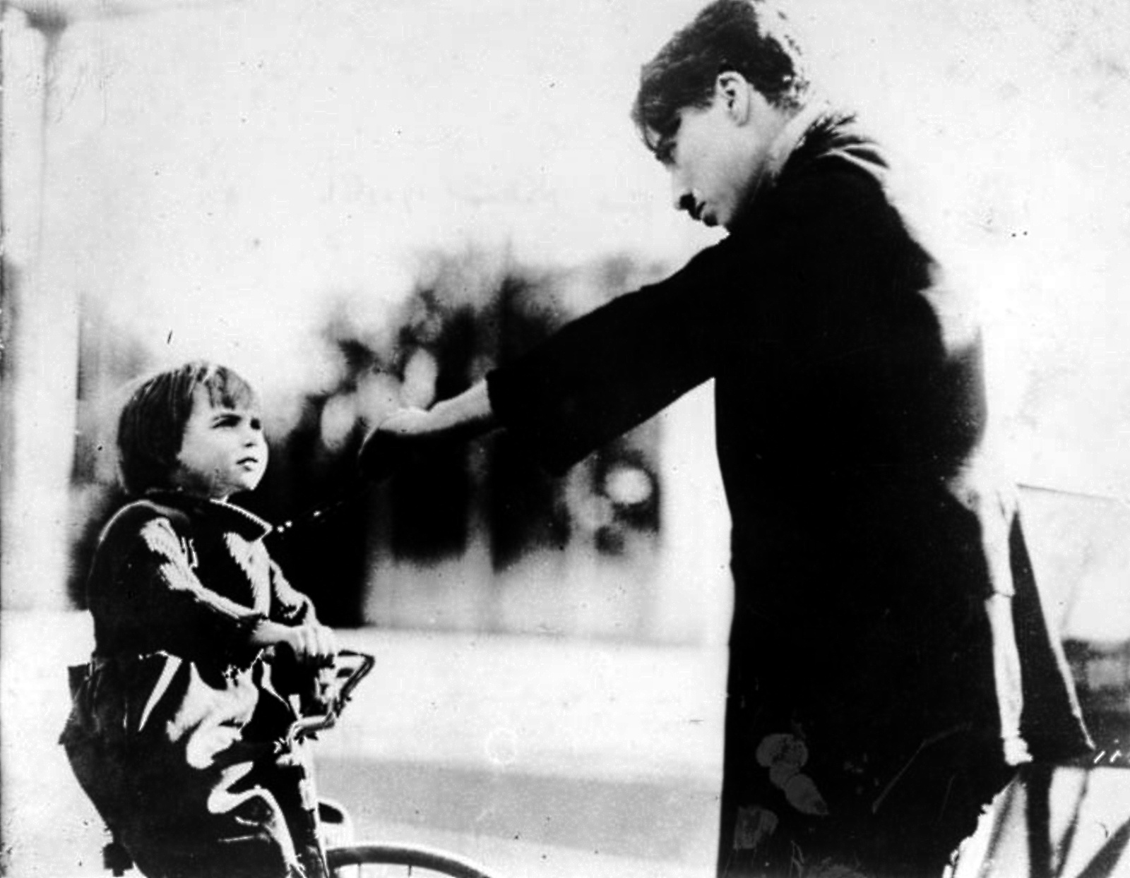 http://www.doctormacro.com/Images/Chaplin,%20Charlie/Annex/NRFPT/Annex%20-%20Chaplin,%20Charlie%20(Kid,%20The)_NRFPT_10.jpg