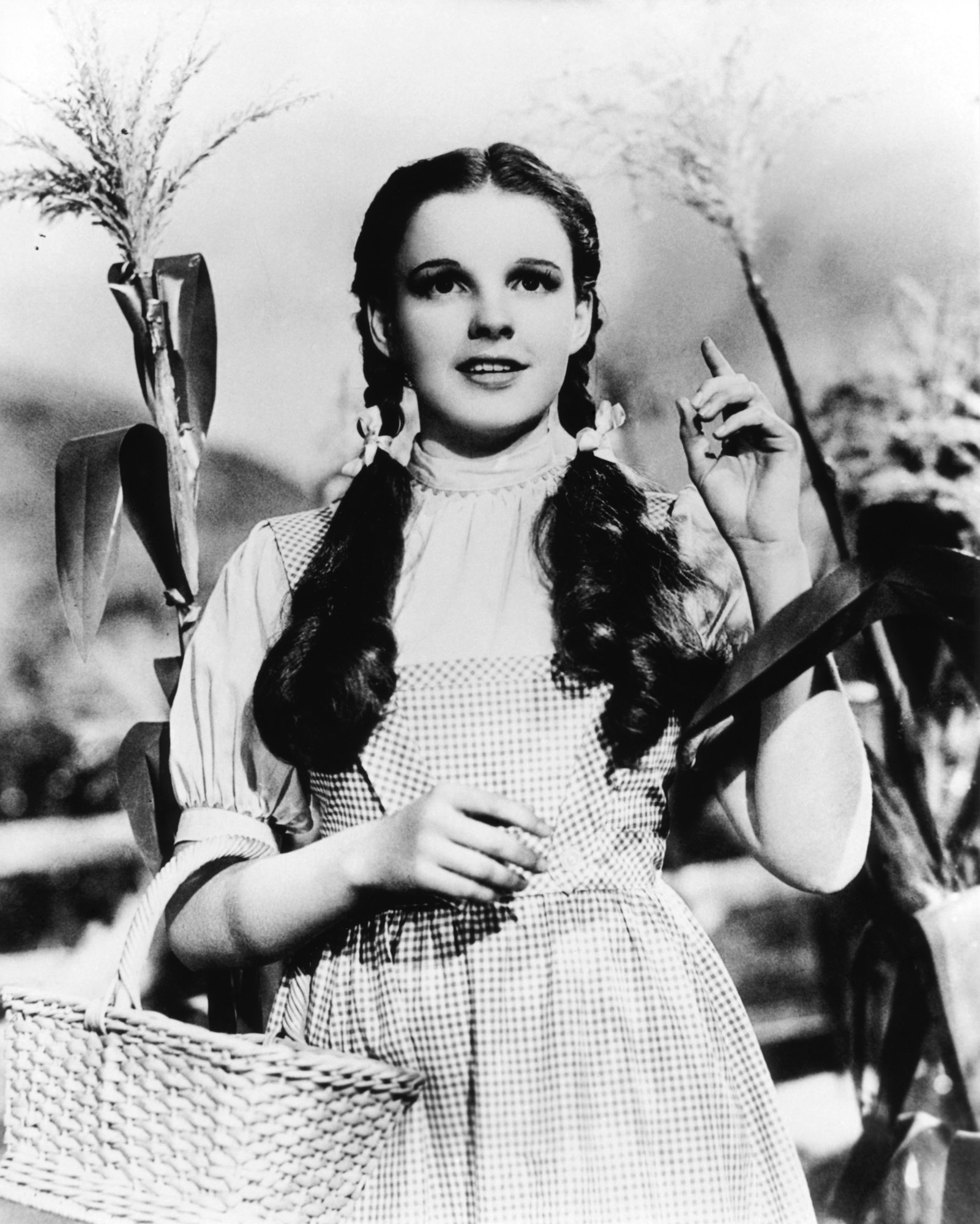 http://www.doctormacro.com/Images/Garland,%20Judy/Garland,%20Judy%20(Wizard%20of%20Oz,%20The)_02.jpg