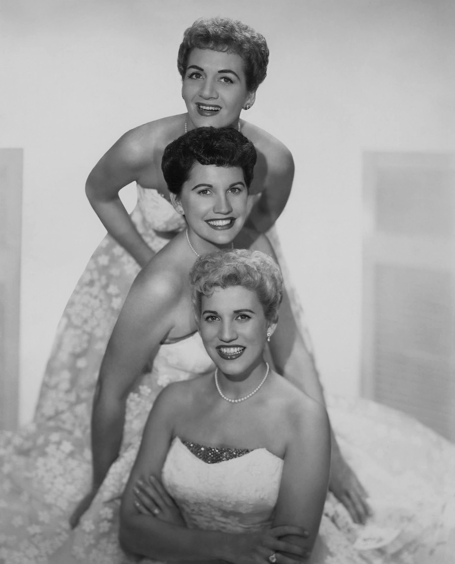 Andrew's sisters. Эндрюс Систерс. Патти сестры Эндрюс. Лаверн Эндрюс. The Andrews sisters в старости.